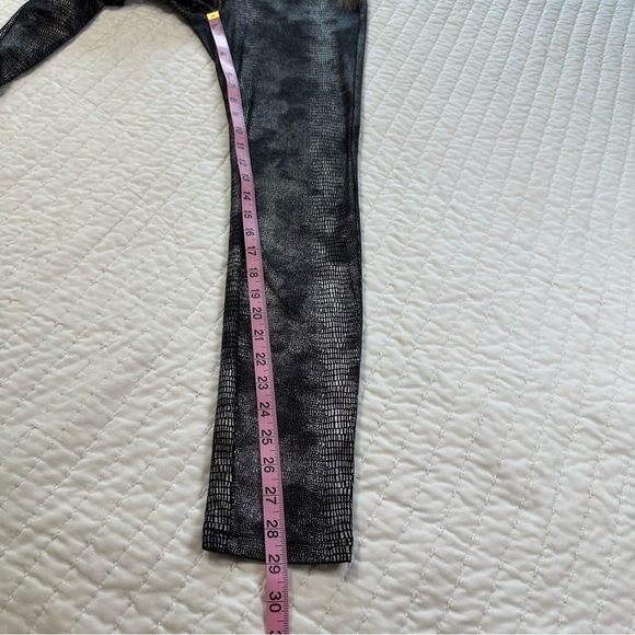 Jennifer Lopez Black and Sliver Snakeskin Pattern MidRise Knit Leggings Jegging - Picture 7 of 13